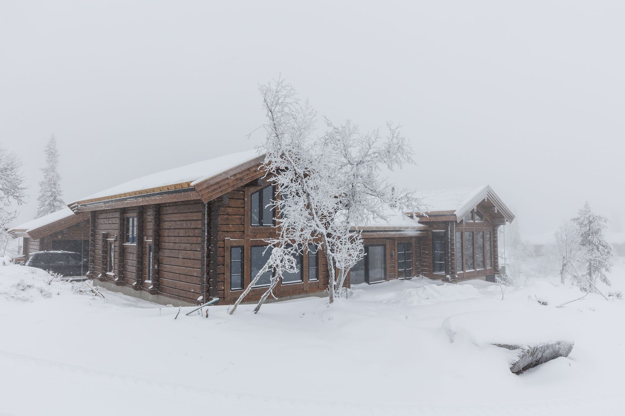 Tradisjonell laftehytte i snø