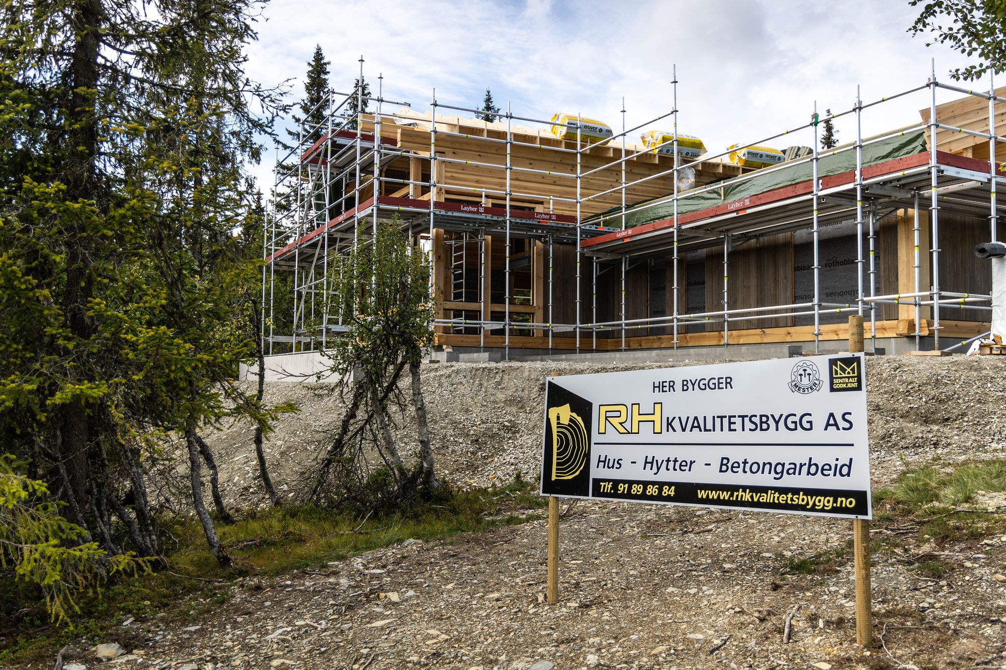 Byggeplass med skilt fra RH Kvalitetsbygg AS