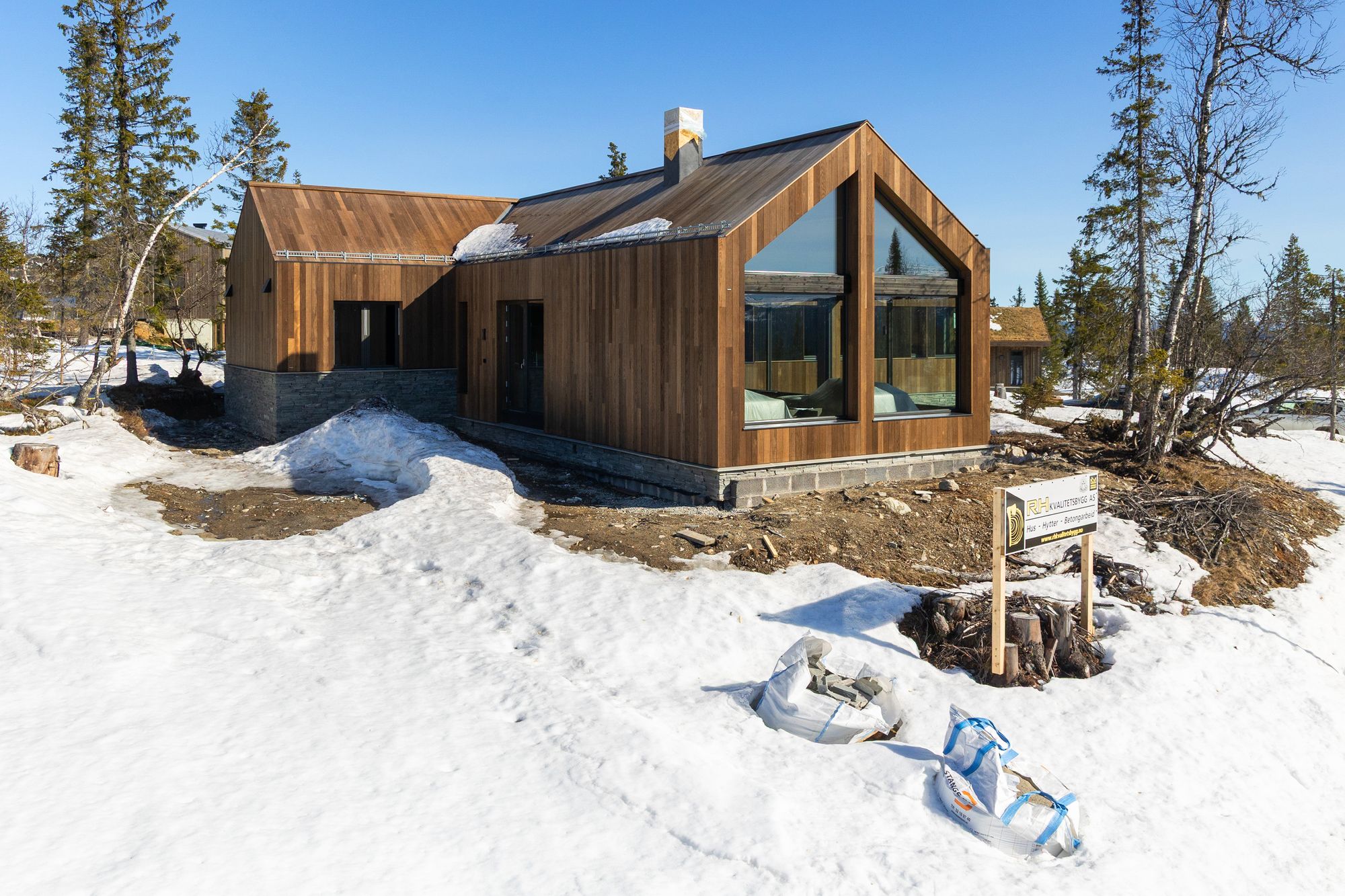 Moderne hytte med store vindusflater