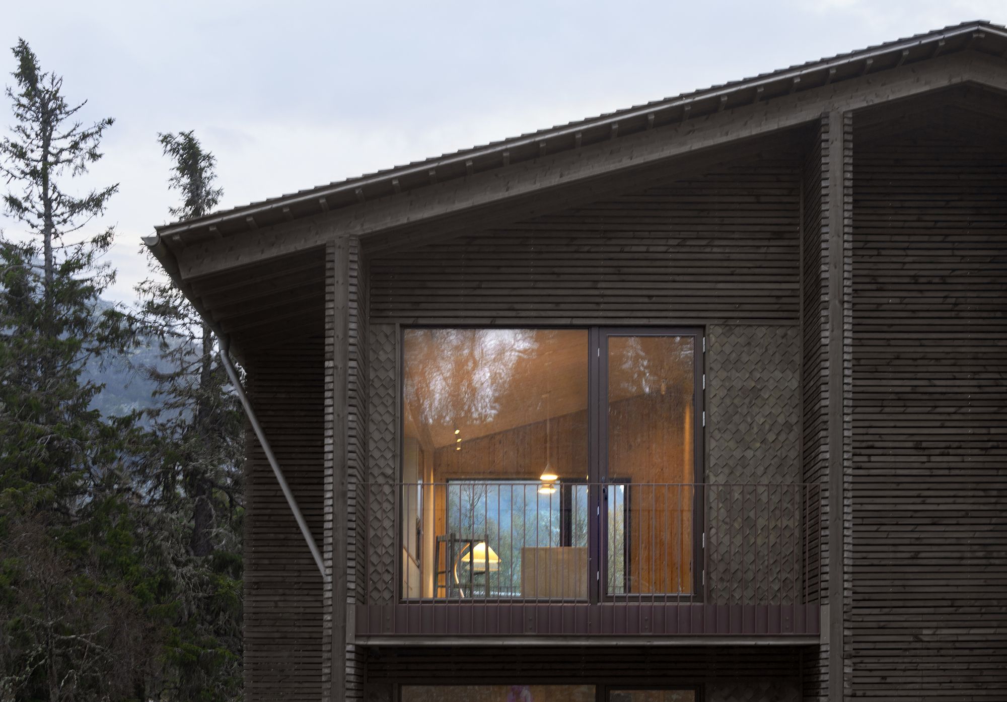 Moderne hytte med store vindusflater
